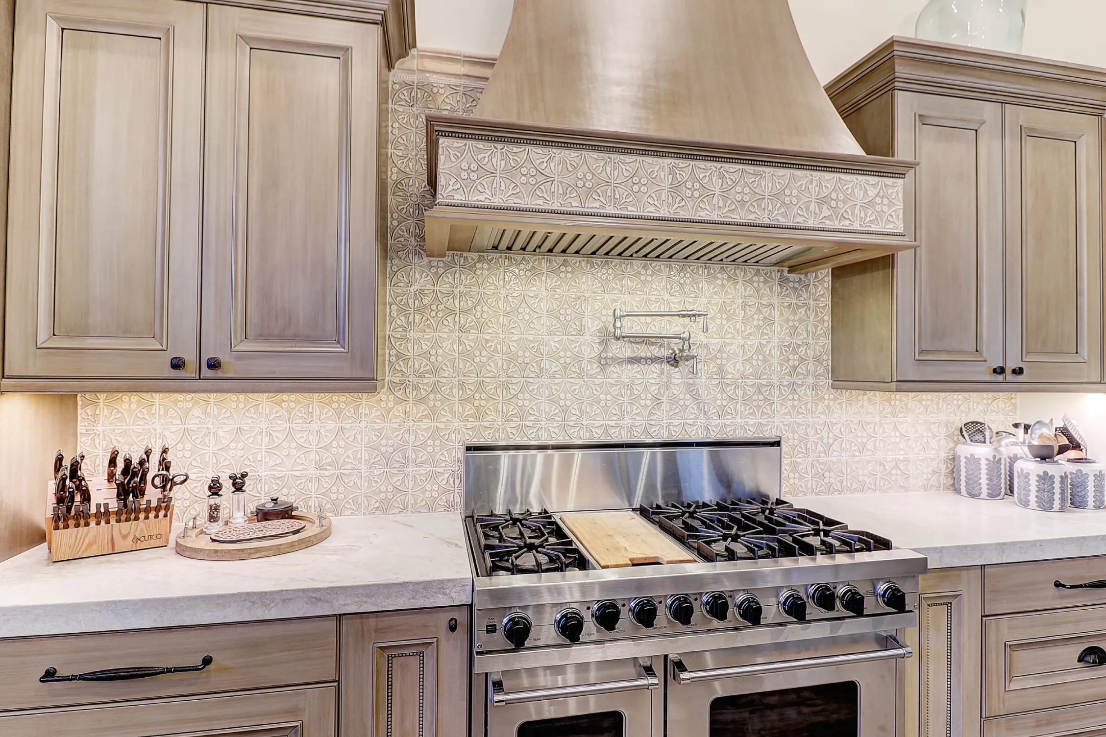 How to choose a granite countertop for a kitchen with a professional range and patterned tile backsplash